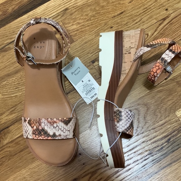 💕5/$15 A NEW DAY Snakeskin Wedge Sandals size 8 , NEW with Tags - Picture 2 of 3